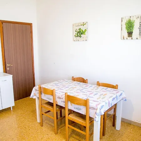 Two Bedroom Flat Close To The In Eraclea *